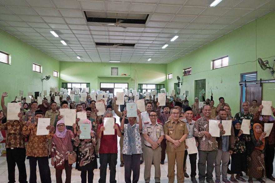 Bupati Bantul Serahkan Sertipikat PTSL dan Tanah Wakaf